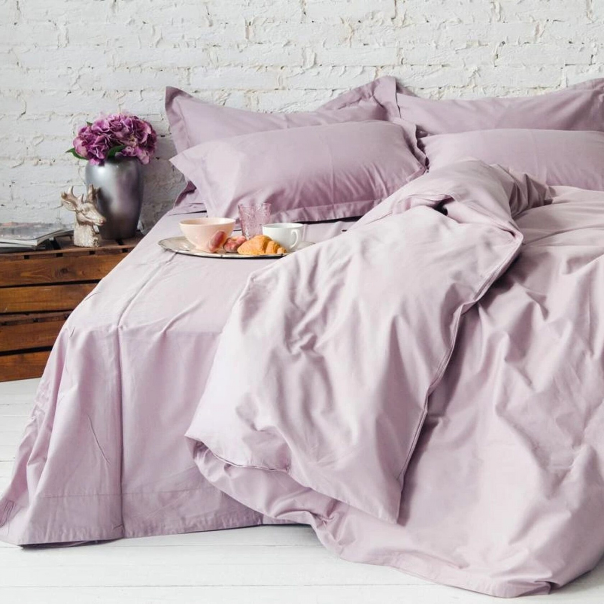 Кровать с постельным бельем